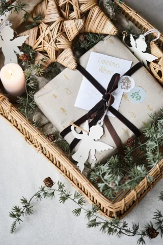 Keinotekoinen setriseppele kävyillä